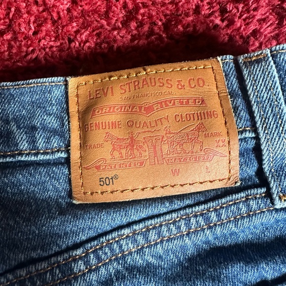 Levi’s 501 dark wash Jean shorts - Picture 3 of 5